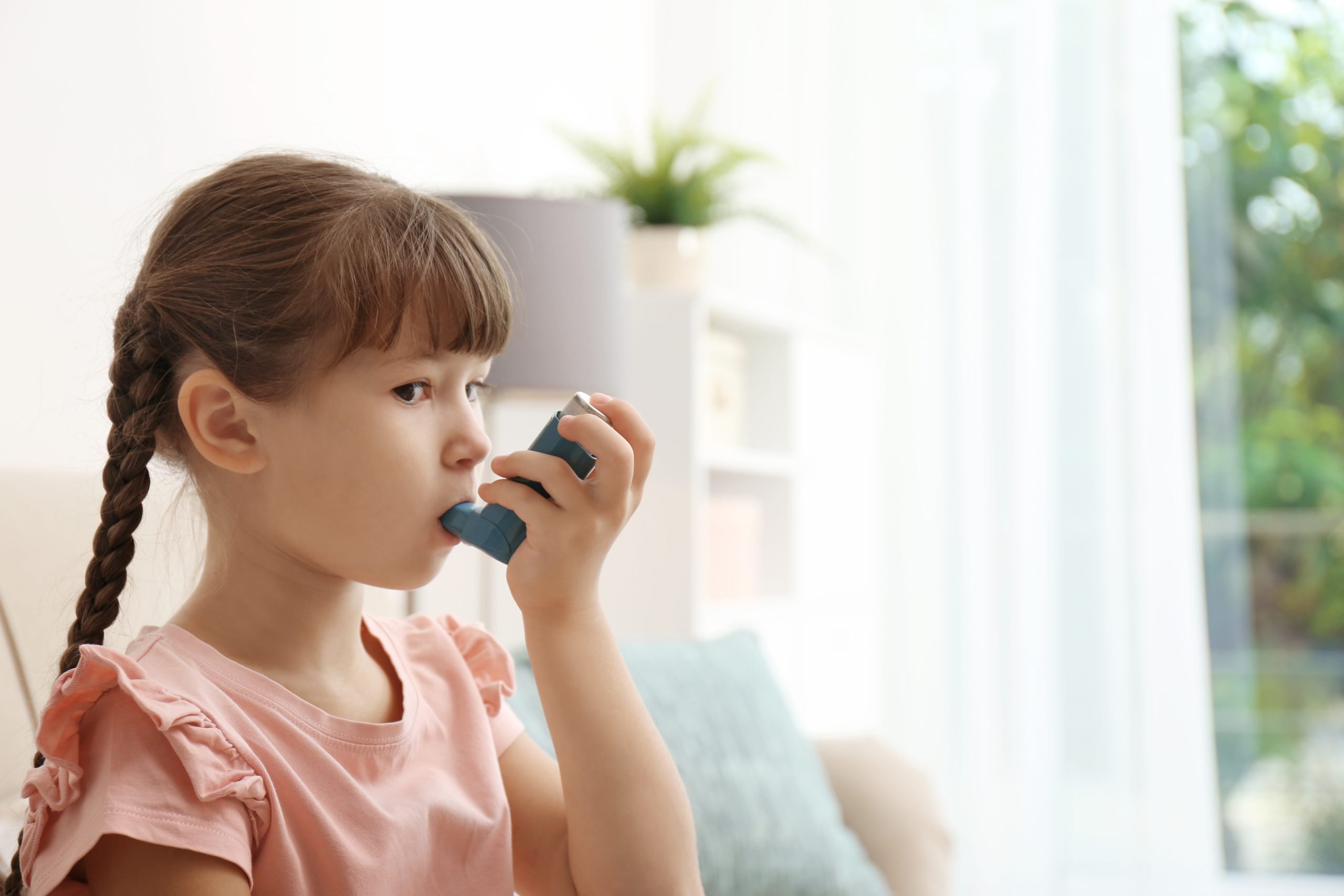 Child uses an inhaler. Asthmas and allergy Knoxville, TN.